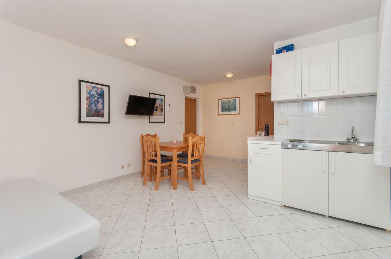 Apartment Rubic Omis- 230m From Sandy Duce